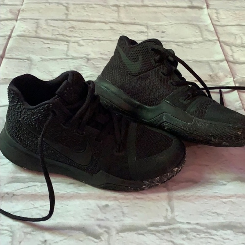 Boys Kyrie shoes 4y.